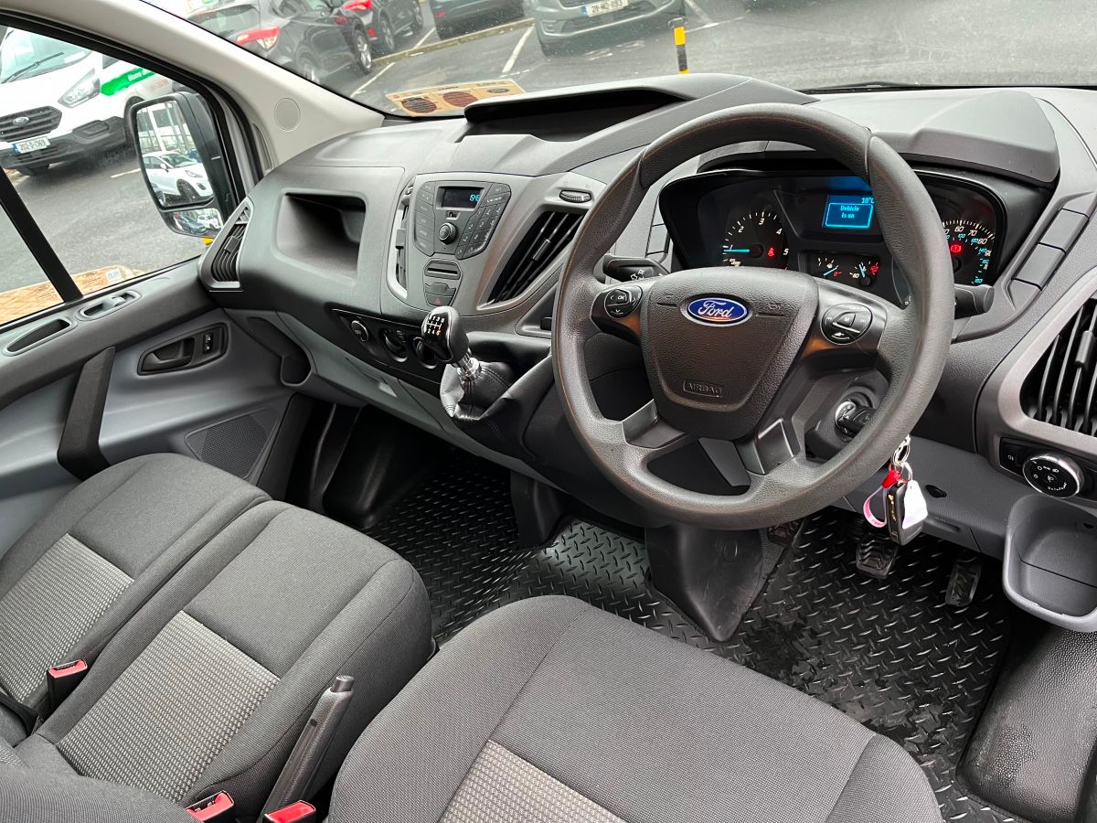 Ford transit best sale custom 2018 interior