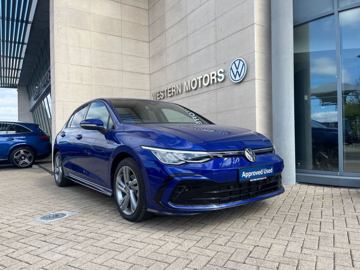 Volkswagen Golf Fabulous Golf Rline 2.0 TDI 150HP finished in a Lapiz Blue Metallic Paint, with front and rear sensors, sports seats, 4 driving profiles, driver assist systems and much more.