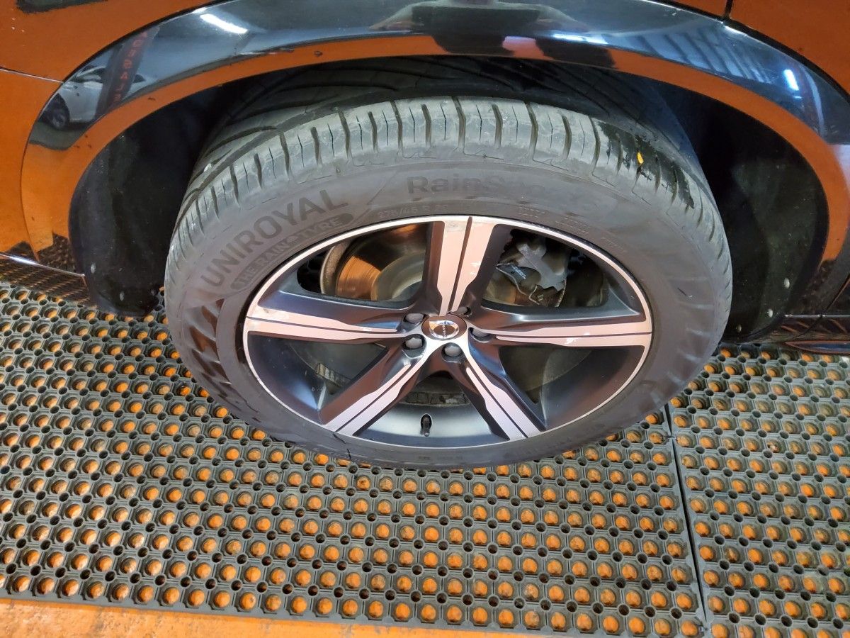 Volvo XC90 D5 (235hp) AWD R-Design Geartronic