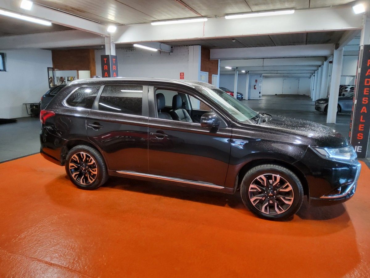 Mitsubishi Outlander PHEV 2.0L MIVEC 4WD 5-Seater Instyle