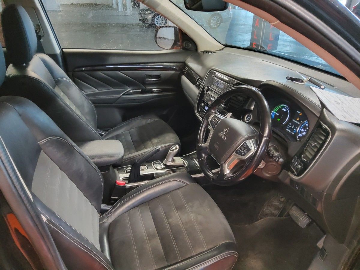 Mitsubishi Outlander PHEV 2.0L MIVEC 4WD 5-Seater Instyle