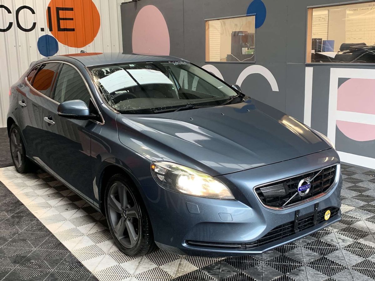 Used Volvo V40 2013 in Dublin